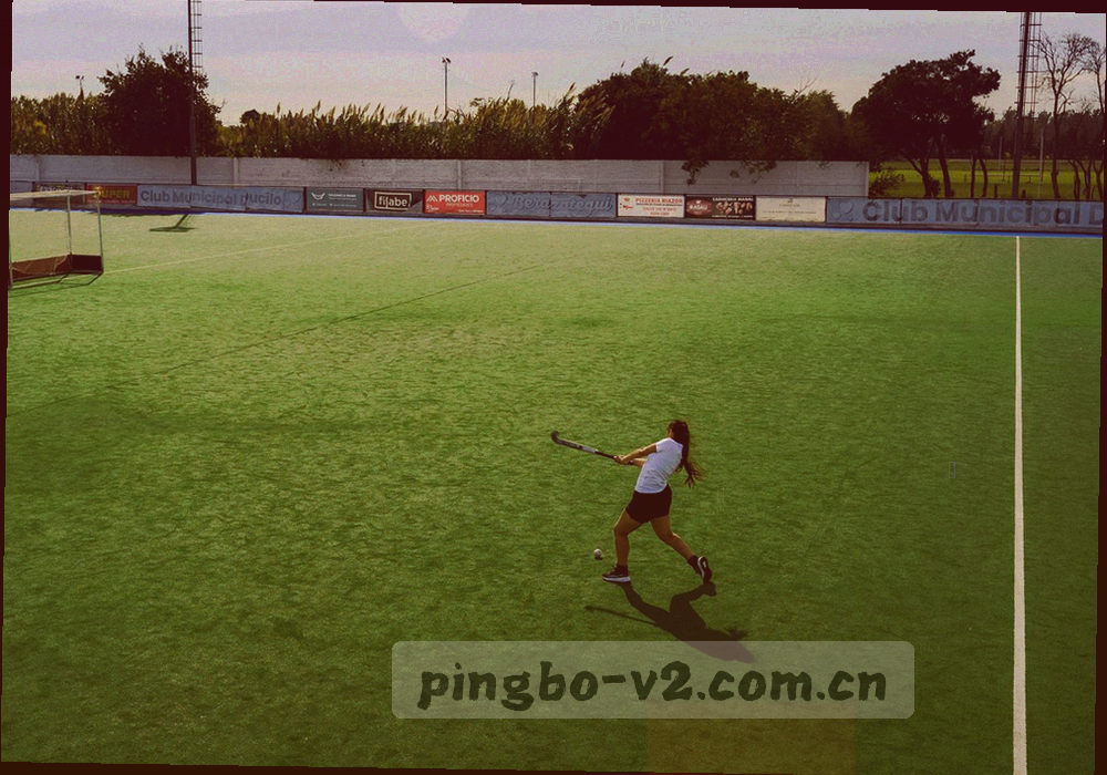 俯拍的工作台面，摊开的赛程打印稿、数据表格与记录用笔，画面仅见手部阴影